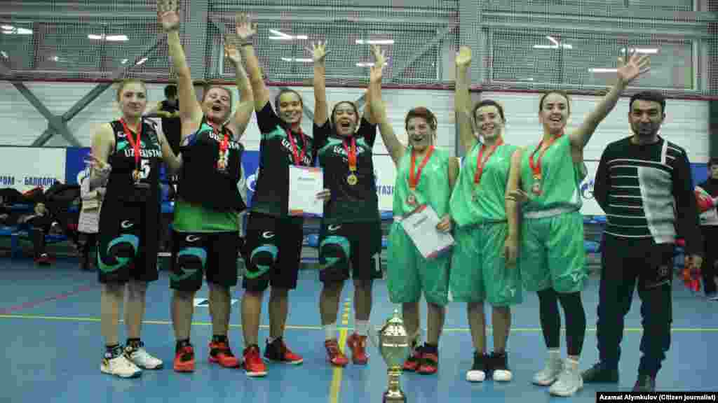 Коңшулар мелдешке келген кез. "Osh basket fest-2018” иш-чарасына Өзбекстандан келип биринчи (Наманган) жана экинчи (Фергана) орунду алган команданын кыздары. 