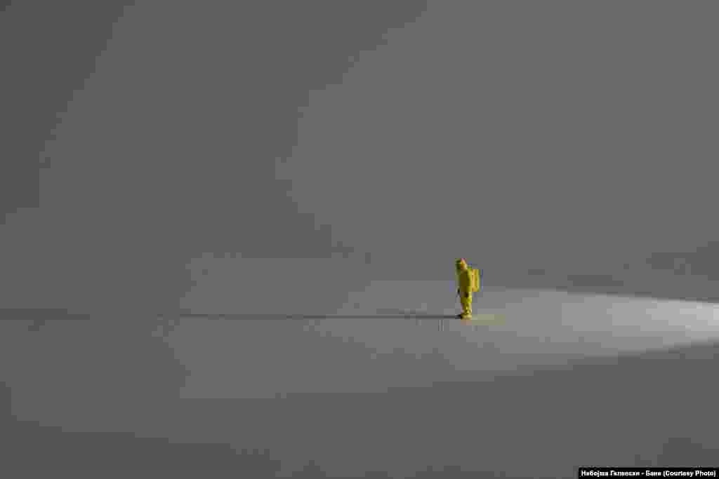 „Човекот во жолтото заштитно одело“, уметнички проект на Небојша Гелевески - Бане