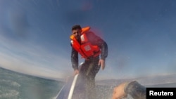 Foto nga arkivi. Migrantët nga Siria presin të shpëtohen nga rojet detare në Detin Egje. 