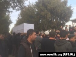 Тысячи узбекистанцев пришли проводить Обида Асомова в последний путь.
