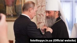 Президент Росії Володимир Путін нагороджує митрополита УПЦ (МП) Онуфрія державною нагородою Російської Федерації – орденом Дружби. Київ, Києво-Печерська лавра. Україна. 27 липня 2013 року