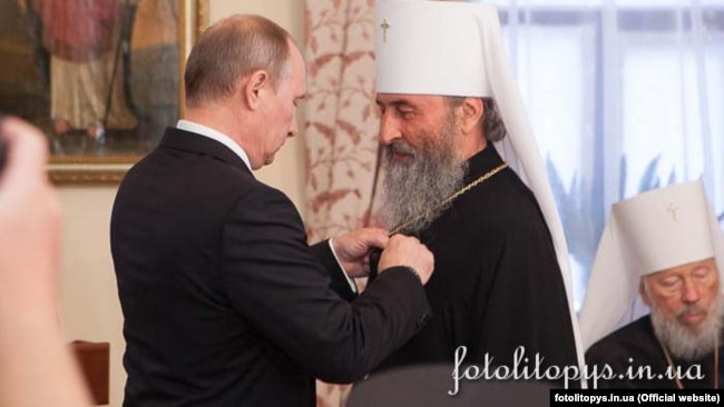 Президент Росії Володимир Путін нагороджує митрополита УПЦ (МП) Онуфрія (Березовського) державною нагородою РФ – орденом Дружби. Київ, Києво-Печерська лавра, 27 липня 2013 року