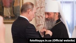 Президент Росії Володимир Путін нагороджує митрополита УПЦ (МП) Онуфрія державною нагородою Російської Федерації – орденом Дружби. Київ, Києво-Печерська лавра, 27 липня 2013 року 