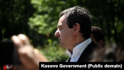 Vršilac dužnosti premijera Kosova, Albin Kurti, posjetio je mjesto iskopavanja u selu Mali Kaluđer na sjeveru Kosova, gdje su pronađeni ljudski ostaci za koje se sumnja da pripadaju osobama nestalim u ratu 1998-99.