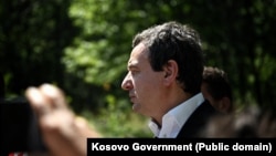 Kryeministri në detyrë i Kosovës, Albin Kurti, viziton vendin e gërmimeve në fshatin Kalludër e Vogël në veri të Kosovës, u janë gjetur mbetje njerëzore që dyshohet se u përkasin njerëzve të zhdukur nga lufta e viteve 1998-’99.
