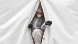 Мэдык выходзіць з намётавай лябараторыі пад Масквой.