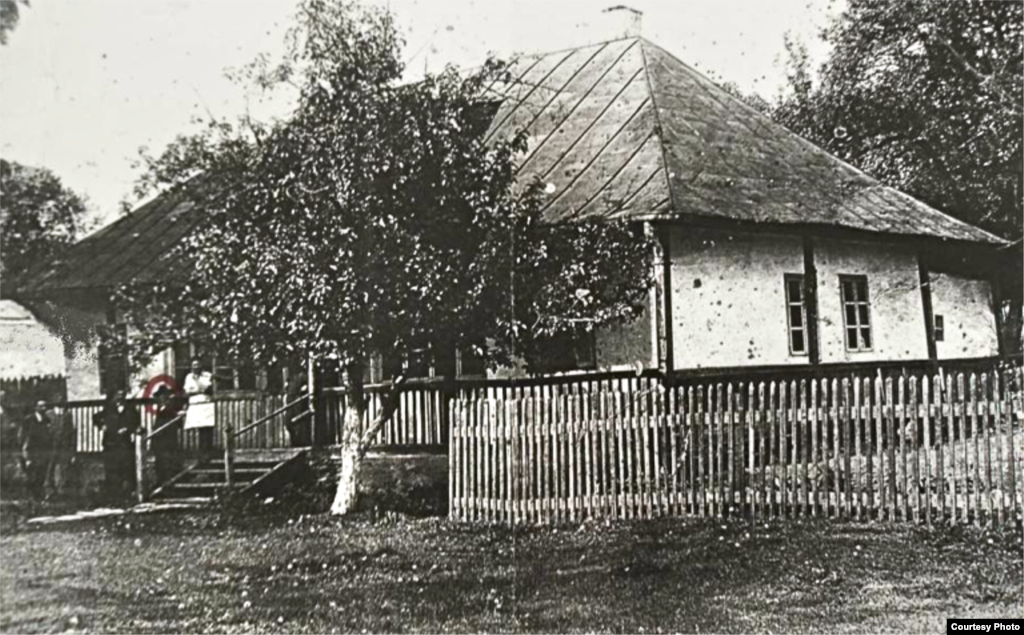 Casa lui Enescu din comuna Mihăileni, Botoșani; fotografie din perioada interbelică.