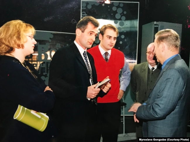 Георгій Гонгадзе (у чорному костюмі) спілкується з президентом України Леонідом Кучмою, 1999 рік