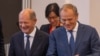 Olaf Scholz német kancellár (l) és Donald Tusk lengyel miniszterelnök Varsóban tartott közös sajtóértekezletük után, 2024. július 2-án