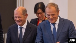 Olaf Scholz német kancellár (l) és Donald Tusk lengyel miniszterelnök Varsóban tartott közös sajtóértekezletük után, 2024. július 2-án