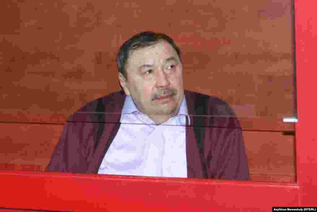 3 февраля в специализированном межрайонном суде по уголовным делам Алматинской области вынесли приговор в отношении бывшего руководителя аппарата сената парламента Ержана Утембаева. Суд признал его виновным в пособничестве в заказном убийстве оппозиционера Алтынбека Сарсенбаева и сократил ему срок наказания с 20 лет заключения (по приговору 2006 года) до 13 лет тюрьмы. Суд также вынес частное постановление о необходимости выяснить причастность Рахата Алиева и Альнура Мусаева к политическому убийству.&nbsp;
