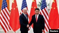 Ջո Բայդենը ԱՄՆ փոխնախագահի պաշտոնում հանդիպում է Չինաստանի նախագահ Սի Ծինփինի հետ, 2013թ․
