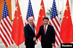 Joe Biden și Xi Jinping în interiorul Marii Săli a Poporului din Beijing, 4 decembrie 2013.