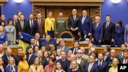 La 11 ianuarie, prim-ministra estoniană Kaja Kallas (cu jachetă galbenă), a asistat la discursul rostit în Parlamentul de la Tallinn de președintele ucrainean Volodimir Zelenski, pozând apoi într-o „fotografie de familie” (sursă: AP Photo)