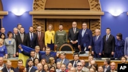Prim-ministra estoniană Kaja Kallas (în galben) a asistat la discursul rostit în Parlamentul de la Tallinn de președintele ucrainean Volodimir Zelenski, pozând apoi într-o „fotografie de familie”, 11 ianuarie 2024.
