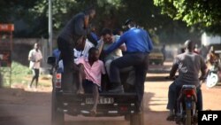 Поліція евакуює заручників із готелю в Малі, 20 листопада 2015 року