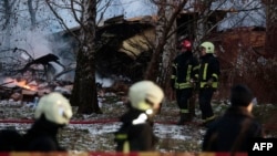 Spasioci pored olupine teretnog aviona posle pada blizu aerodroma u Viljnusu 25. novembra 2024.