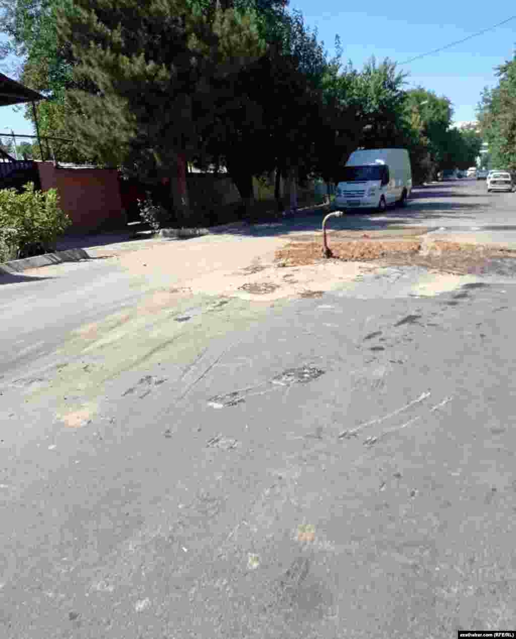 Aşgabatdaky köçeleriň biriniň ýagdaýy