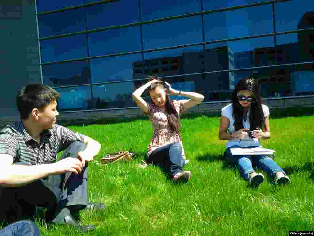 Готовимся к урокам. Между парами, сидим на солнышке, на газоне у универа))