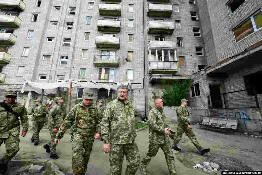 Посередині зліва направо: секретар РНБО Олександр Турчинов, президент України Петро Порошенко і голова Донецької ОДА Олександр Куць. Місто Авдіївка, що неподалік від окупованого Донецька, 6 травня 2019 року