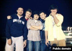 Азамат Тажаяков (второй справа) и Диас Кадырбаев (первый справа) в компании своих друзей. Фото с Facebook'a.