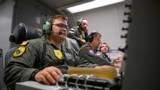 Оператори розвідки НАТО працюють за комп'ютерами на борту літака повітряного спостереження AWACS НАТО під час польоту над повітряним простором Польщі в рамках нової місії альянсу Eastern Sentry. 19 вересня 2025 року