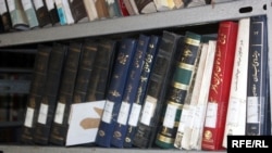 گفته میشود که بسیاری از کتاب های کتابخانه عامه کابل قدیمی است و در برخی از موارد از جمله ساینس و تکنالوژی کتاب های تازه وجود ندارد
