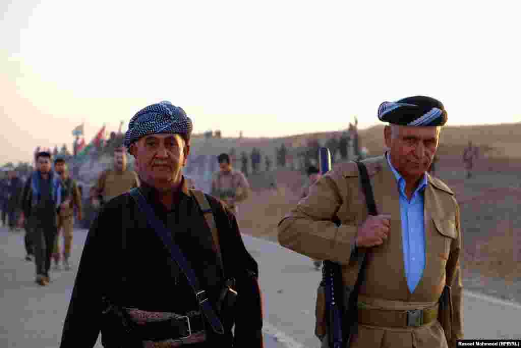 Peshmerga fighters prepare for battle. 