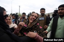 A családtagok fájdalma, miután fegyveresek mészárlást rendeztek a kisebbségi szikhek kabuli templomában 2020. március 25-én