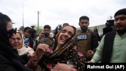 Disa gra duke qarë pas një sulmi në Kabul, më 25 mars 2020, ku u vranë 25 besimtarë, pasi militantët e Shtetit Islamik (IS) e sulmuan një tempull sik.