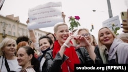 Mayya Kalesnikava interacts with fellow demonstrators at a rally on August 29, 2020.