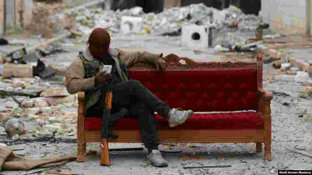 СИРИЈА - Војник на Сириската ослободителна војска во градот ал Баб. Набљудувачи соопштија дека најмалку 23 цивили биле убиени откако сириските владини сили спровеле воздушни напади врз енклавата под контрола на бунтовниците во источна Гута, во близина на главниот град Дамаск.