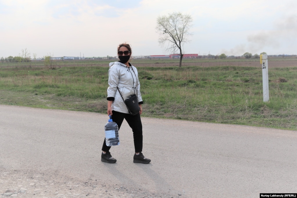 Учительница Айгуль Макежанова несет домой питьевую воду. Талгарский район, Алматинская область, 18 апреля 2021 года.
