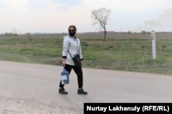 Учительница Айгуль Макежанова несет домой питьевую воду. Талгарский район, Алматинская область, 18 апреля 2021 года.