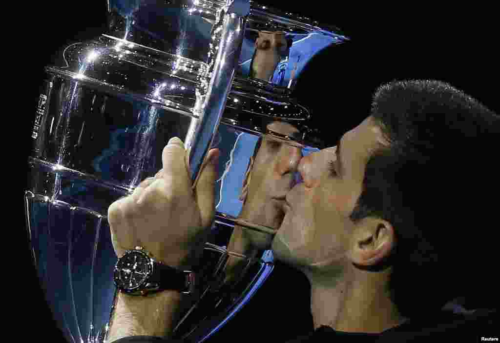 Novak Djokovic of Serbia kisses the 2014 ATP World Tour Number 1 Award trophy at the ATP World Tour Finals in London. (Reuters/Stefan Wermuth)