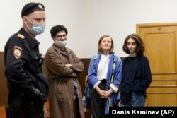 Журналисты DOXA Армен Арамян, Наталия Тышкевич и Алла Гутникова (слева направо) в зале суда
