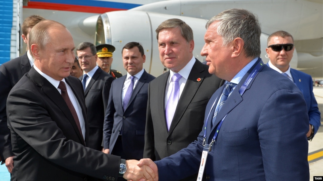 Владимир Путин и глава "Роснефти" Игорь Сечин