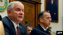 دریاسالار مولن، رییس تاد ارتش آمریکا (راست) و رابرت گیتس، وزیر دفاع آمریکا در نشست یک کمیته کنگره.(عکس: AFP)