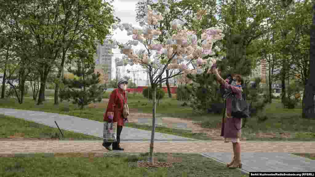 &laquo;Я неприємно шокований тією кількістю людей, які самі собі скасували карантин. Вивалили на вулиці, нехтуючи всіма правилами безпеки. Вчора на Хрещатику гуляло вже багато людей, переважно без масок, більше того &ndash; з дітьми. А на дорогах такі затори, бо всі вирішили кудись поїхати&raquo;, &ndash; сказав мер Києва Віталій Кличко під час&nbsp;одного з ранкових брифінгів 