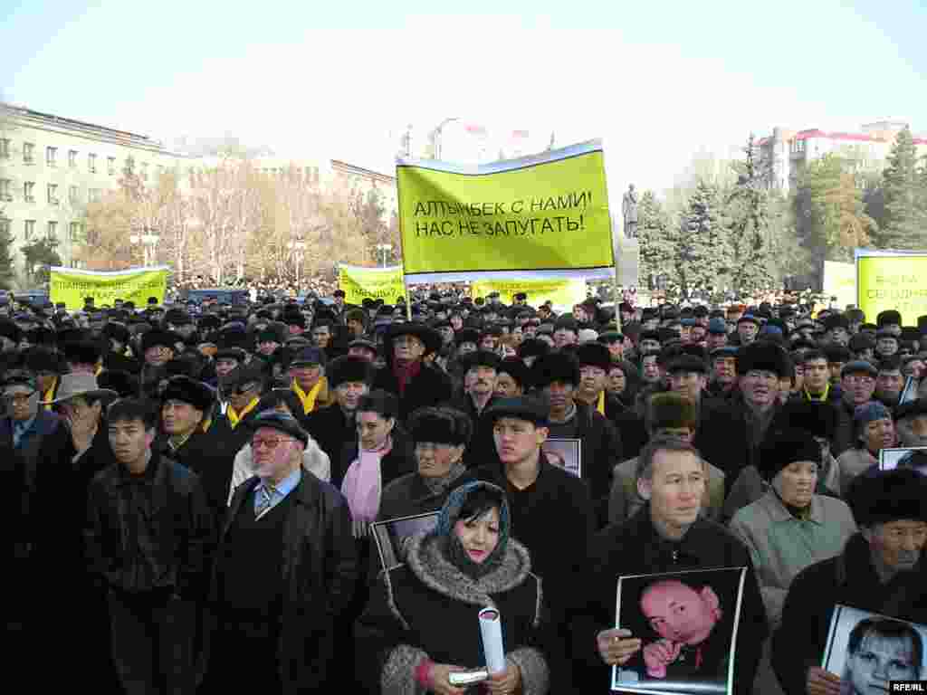 Алтынбек Сәрсенбайұлымен қоштасуға мыңдаған адам келді. Алматы, 15 ақпан 2006 жыл. 