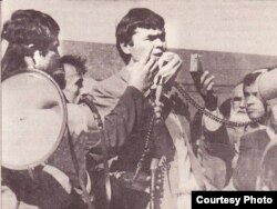 Мухаммад Солих "Бірлік" жақтастарының жиынында сөз сөйлеп тұр. Ташкент, 1989 жылдың басы.