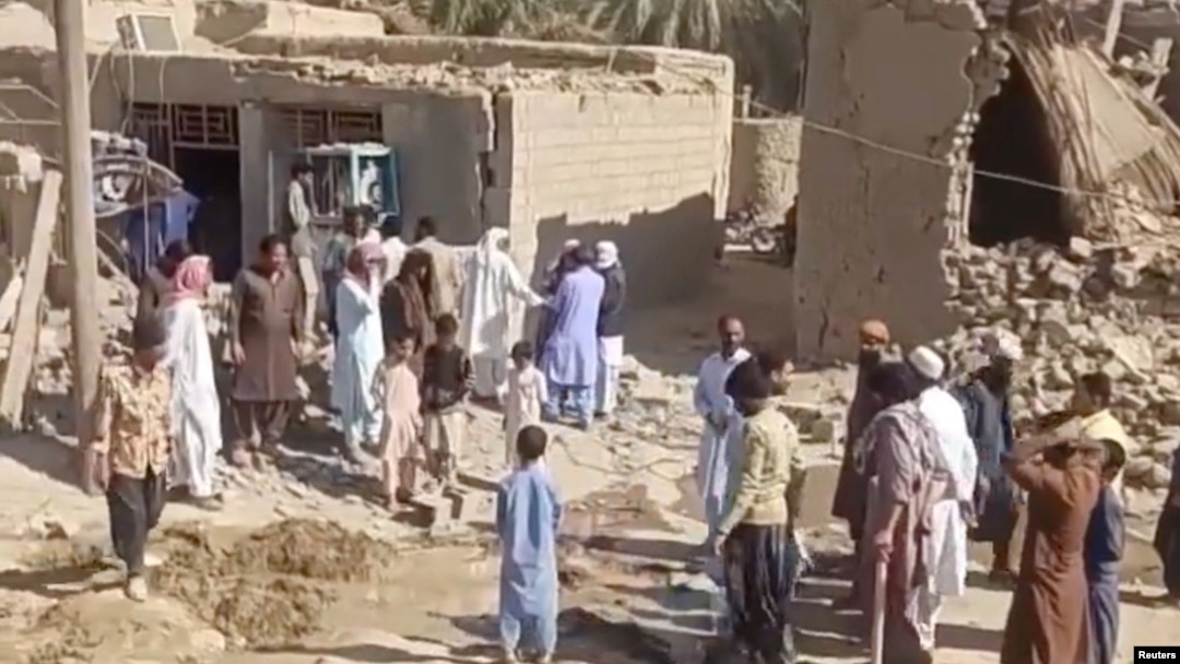 Urmări ale loviturii Pakistanului asupra unui sat din Iran, lângă orașul Saravan din provincia Sistan și Baluchestan. 18 ianuarie 2024.