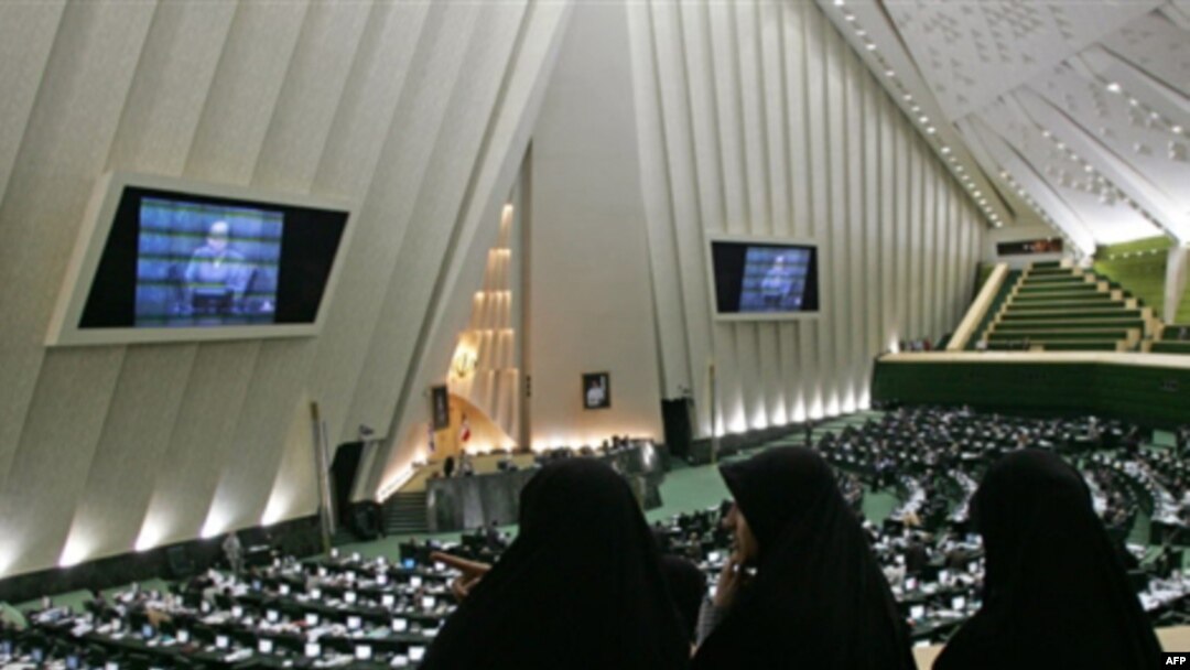 حقوق دانان می گویند لایحه حمایت از خانواده با شرایط اجتماعی ایران ناسازگار است.