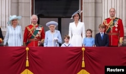 Kraljica Elizabeth, princ Charles, Camilla, vojvotkinja od Cornwalla, princ William i Catherine, vojvotkinja od Cambridgea, uz princezu Charlotte, princa Georgea i princa Louisa na balkonu Buckinghamske palače tokom Kraljičine platinaste nagrade Proslava jubileja u Londonu, Britanija, 2. juni 2022.