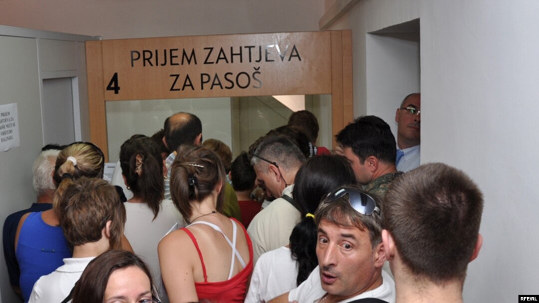 Sarajlije čekaju u redu za biometrijske pasoše, Foto: Midhat Poturović