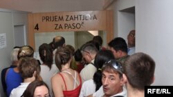 Sarajlije čekaju u redu za biometrijske pasoše, Foto: Midhat Poturović