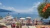 Një plazh në Liqenin e Ohrit. Fotografi nga arkivi. 