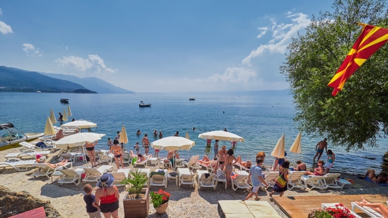 Ако не Охрид, Албанија и Црна Гора ќе ги пречекаат туристите со стари пасоши