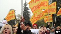 Під парламентом протестують проти заборони на ввезення секонд-хенду, Київ, 20 жовтня 2010 року