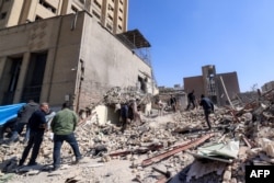 Clădire prăbușită lângă piața Ferdowsi din Teheran, pe 3 martie 2026.